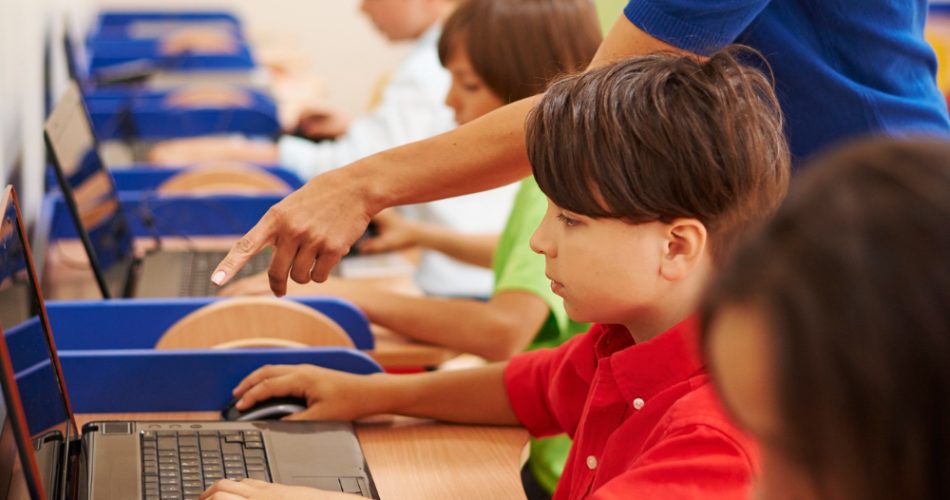 Profesora en clase con ordenadores