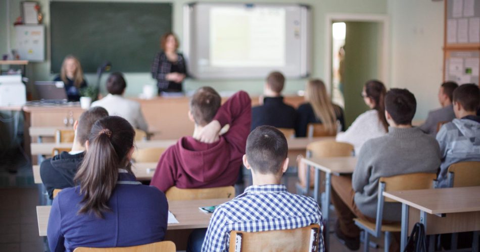 Medir el rendimiento académico.