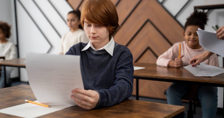 Niño haciendo informe Pisa